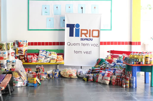 TI Rio doa cerca de meia tonelada de alimentos para creche em Niterói